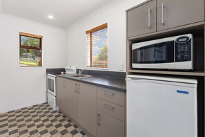 Refrigerador, microondas, placa de cocina, cafetera/tetera