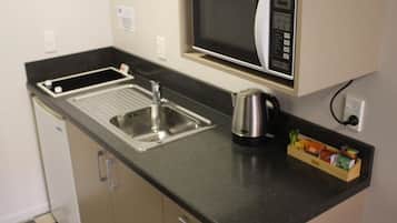 Suite estudio superior, no fumadores | Cocina privada | Frigorífico, microondas, placa de cocina y cafetera o tetera