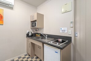 King Studio Suite | Private kitchenette | Fridge, microwave, stovetop, coffee/tea maker - ASURE Scenic Route Motor Lodge (Geraldine)