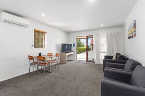 Ropa de cama hipoalergénica y escritorio 