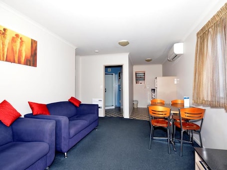 SuĆte, 2 quartos, para nĆ£o fumantes | Ćrea de estar | TV LCD 32 polegadas com canais via satĆ©lite, TV