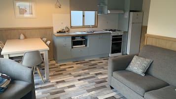 標準小屋, 廚房 (Cottages) | 客廳 | 平面電視、DVD 播放機