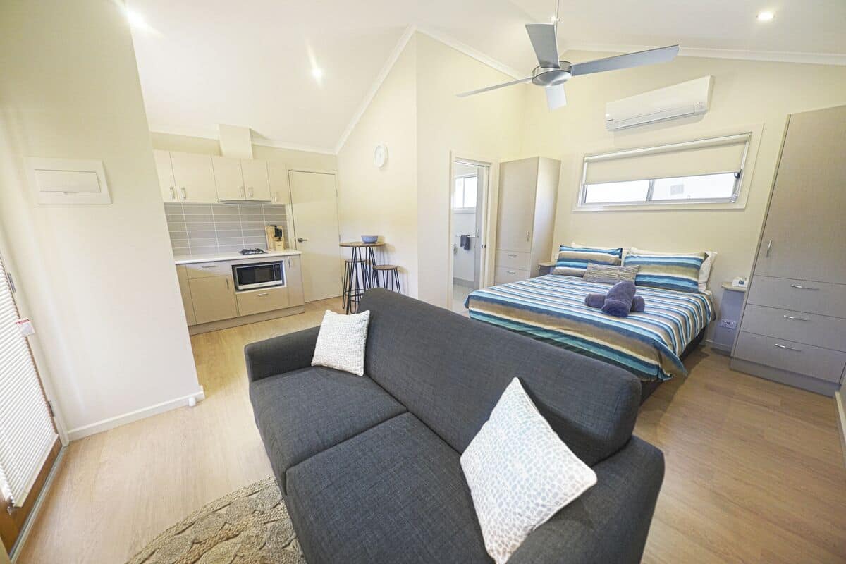 Cabaña estándar, 1 cama Queen size y sofá cama, para no fumadores, cocineta (Surf Villa - 4 star) | 2 habitaciones y caja de seguridad en la habitación