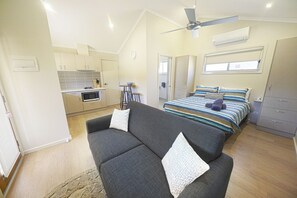 Standard-Ferienhütte, 1 Queen-Bett und Schlafsofa, Nichtraucher, Kochnische (Surf Villa - 4 star)