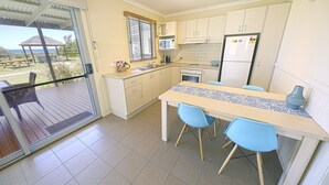 Villa – standard, 2 soverom, ikke-røyk, kjøkken (Surf Villa - 4 star) | Eget kjøkken | Kaffetrakter/tekoker, kjøleskap, mikrobølgeovn og vannkoker