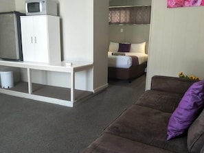 Habitación estándar, para no fumadores (Standard Queen) | Área de sala de estar | Televisión de pantalla plana 