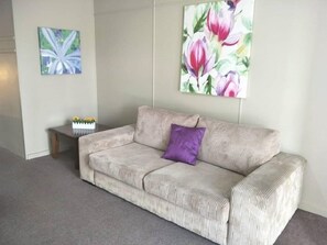 Standardzimmer, Nichtraucher (Standard Queen) | Wohnbereich | Flachbildfernseher