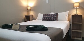 Habitación estándar, para no fumadores (Standard Queen) | Escritorio, cortinas blackout y tabla de planchar con plancha 