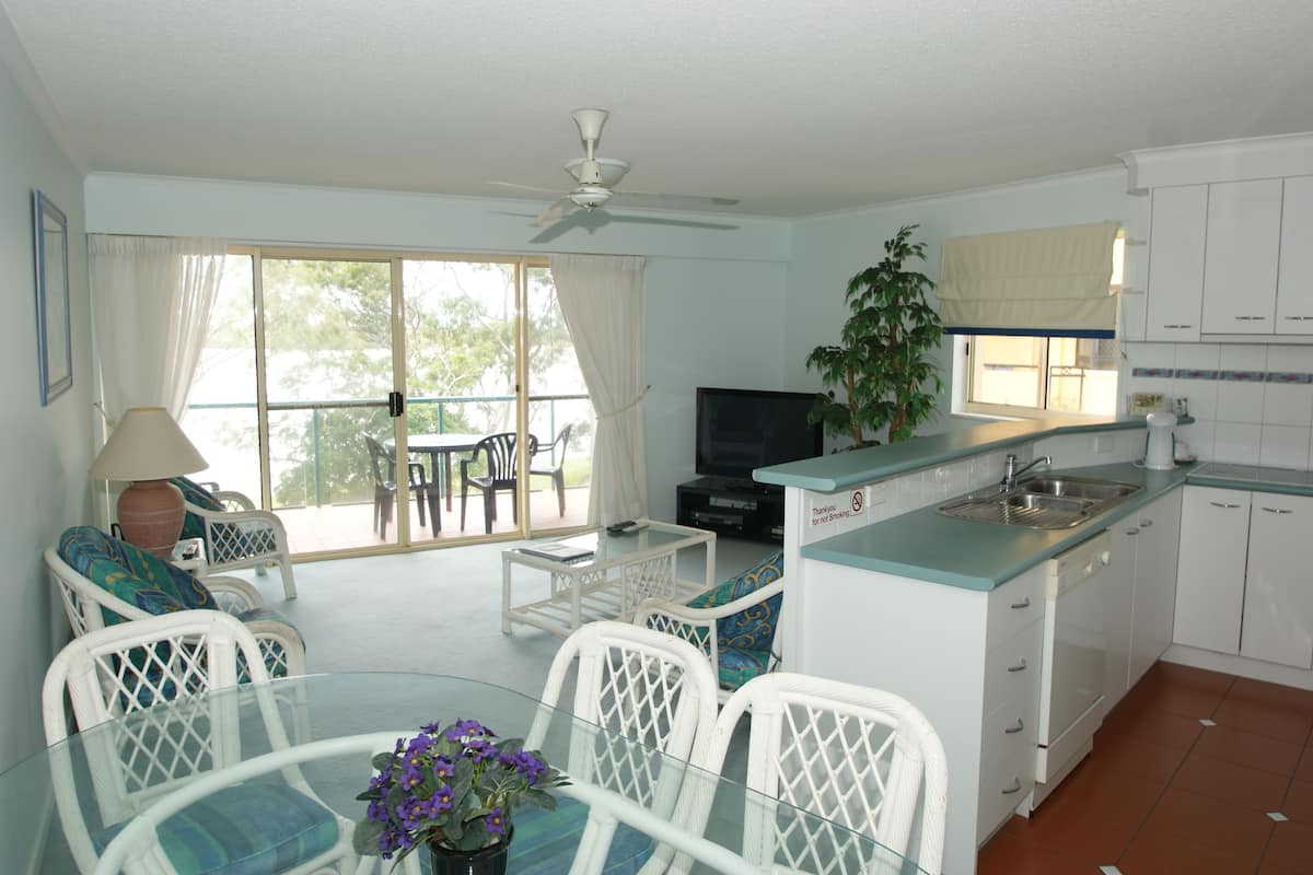 Full-size fridge, microwave, stovetop, dishwasher