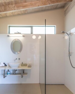 Dusche, kostenlose Toilettenartikel, Haartrockner, Handtücher