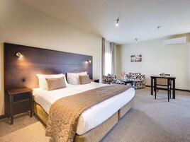 Studio (Super-King Studio) | In-room safe, blackout drapes, soundproofing, iron/ironing board