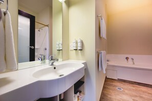 Studio (Spa Studio) | Badrum | Miljövänliga toalettartiklar, hårtork, handdukar och tvål