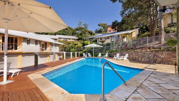 2 piscines extérieures, chaises longues