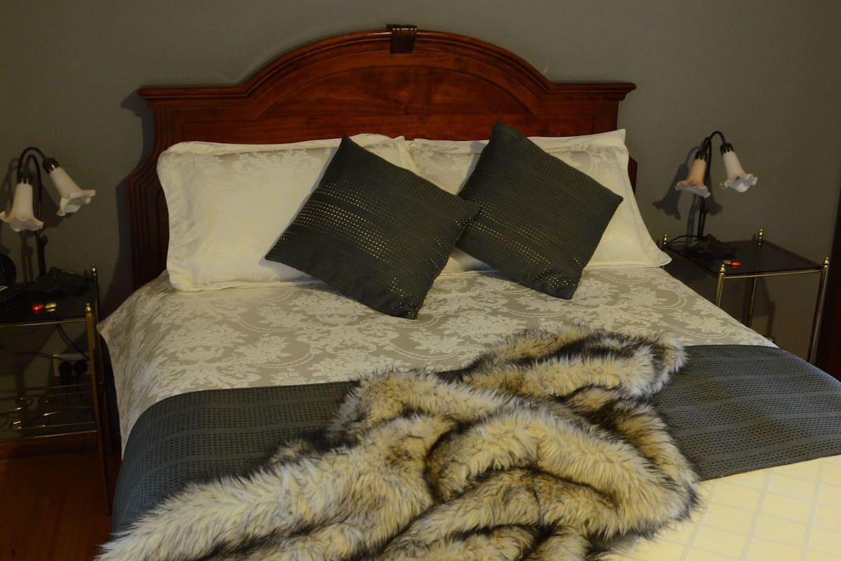 Grevillea Cottage | Iron/ironing board, rollaway beds, free WiFi, bed sheets
