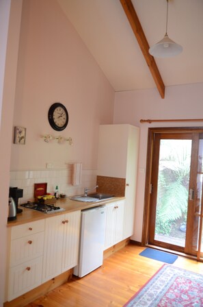 Suite estándar, 1 habitación, no fumadores, cocina básica (Sarah Jayne Cottage) | Cocina privada | Frigorífico, microondas, placa de cocina y cafetera o tetera