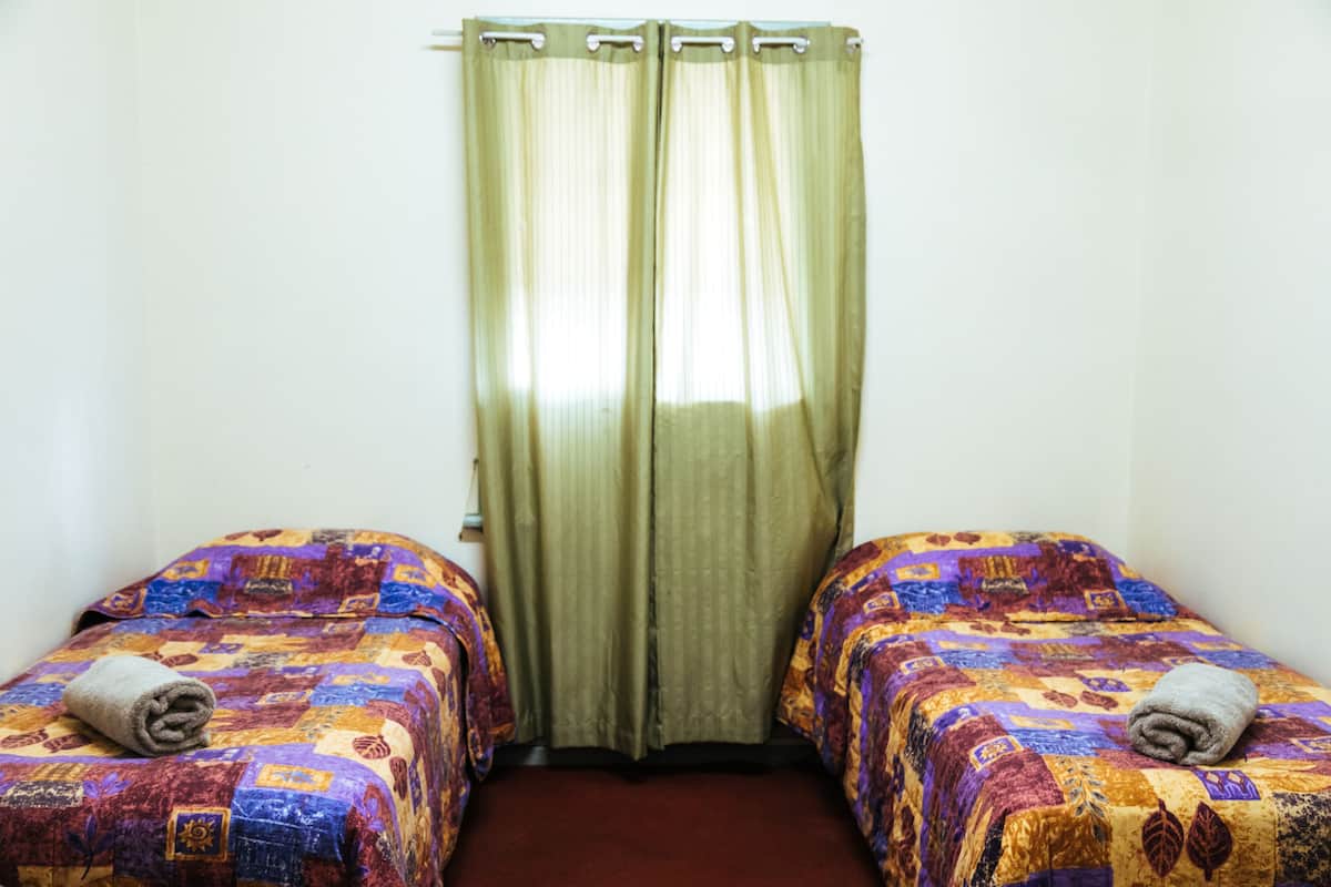 1 slaapkamer, een bureau, beddengoed