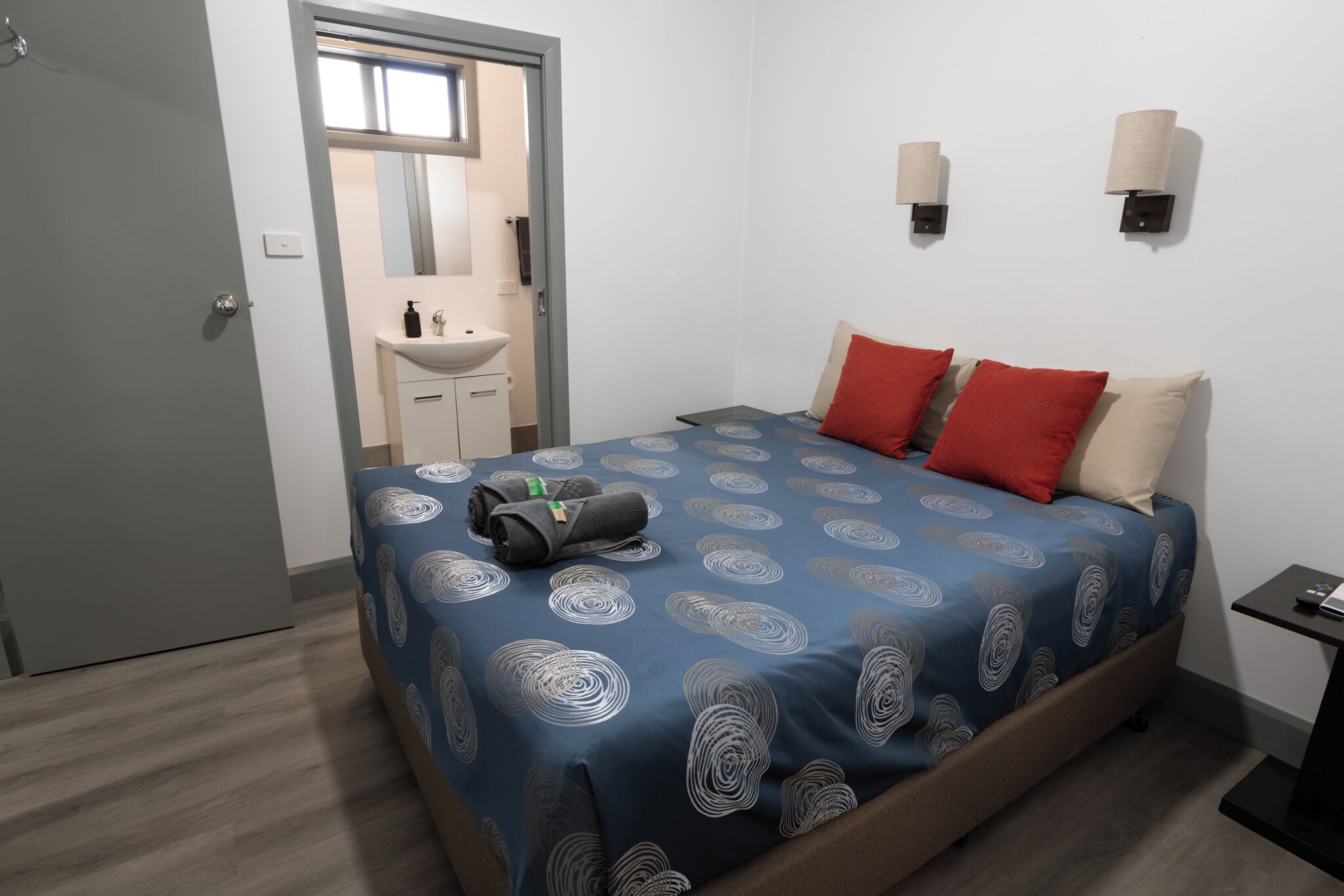 Executive Studio Suite | Desk, bed sheets