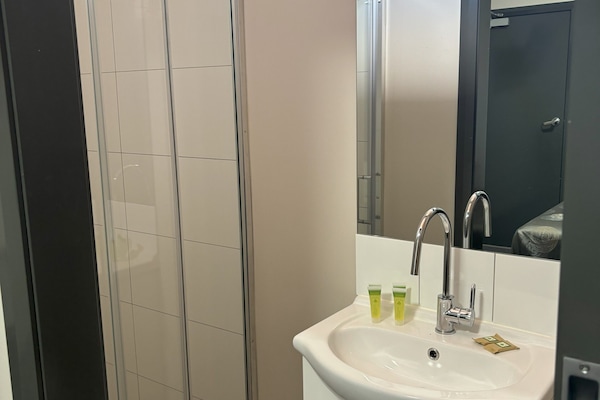 Executive Studio Suite | Bathroom