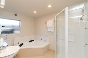 Executive appartement, 1 slaapkamer, niet-roken, keuken | Badkamer | Een bad/douchecombinatie, een bubbelbad, gratis toiletartikelen