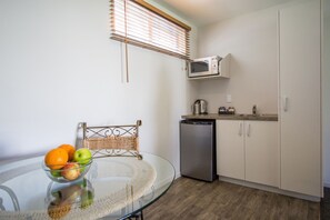 Fridge, microwave, coffee/tea maker, electric kettle - Greyfriars Motel (Greytown)