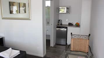 Standard Studio, Non Smoking, Kitchenette (Queen studio) | Private kitchenette
