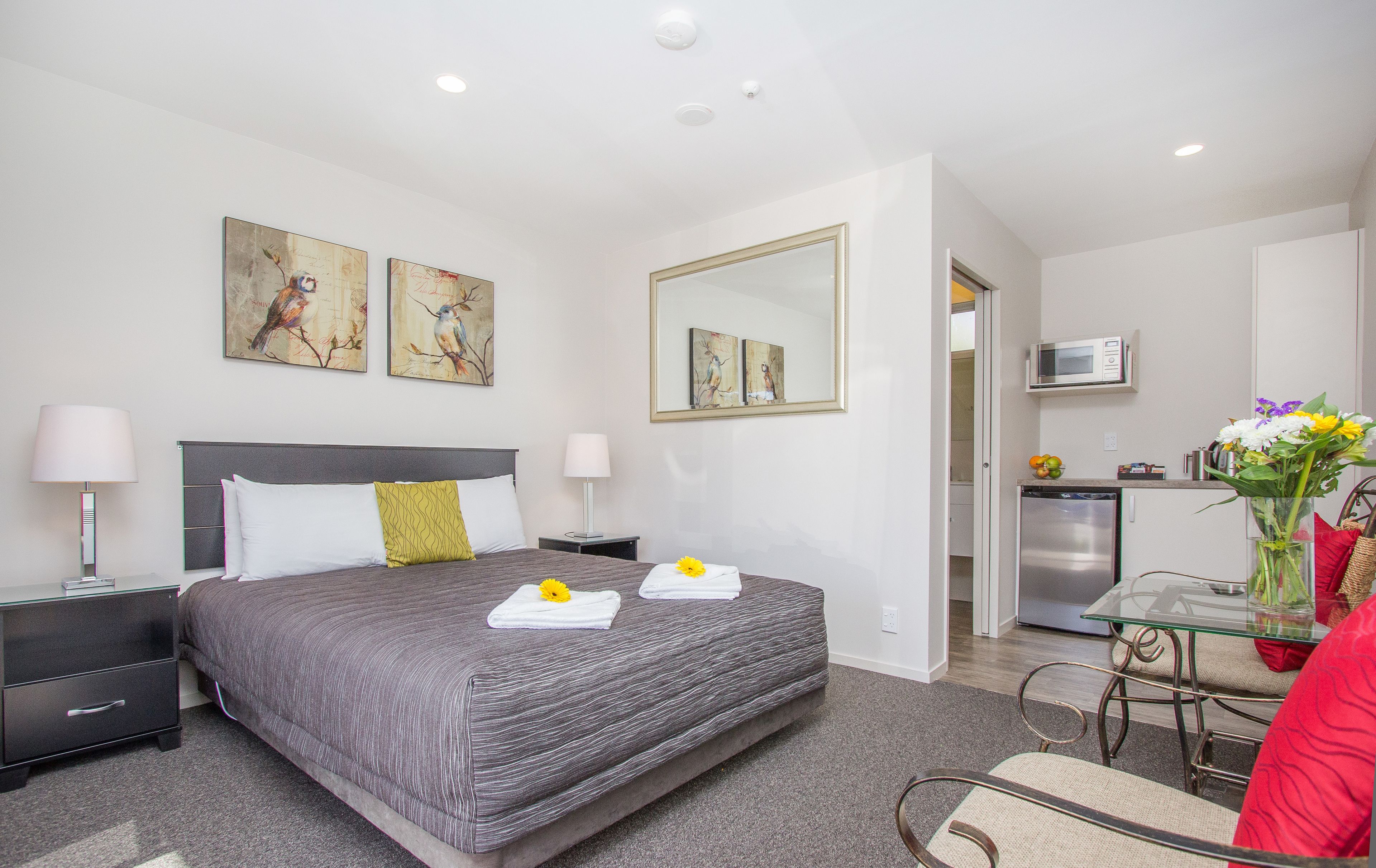 Standard Studio, Non Smoking, Kitchenette (Queen studio) | Living area