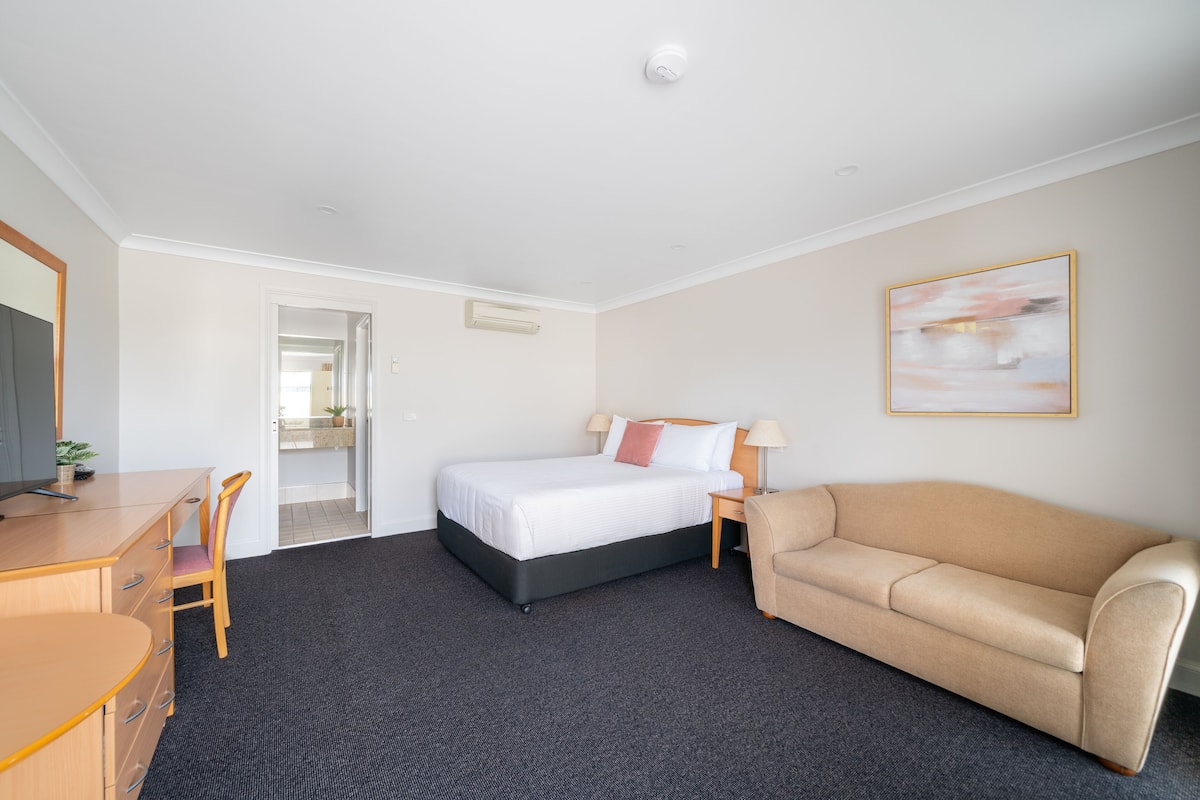 Queen and Single Sofa Room