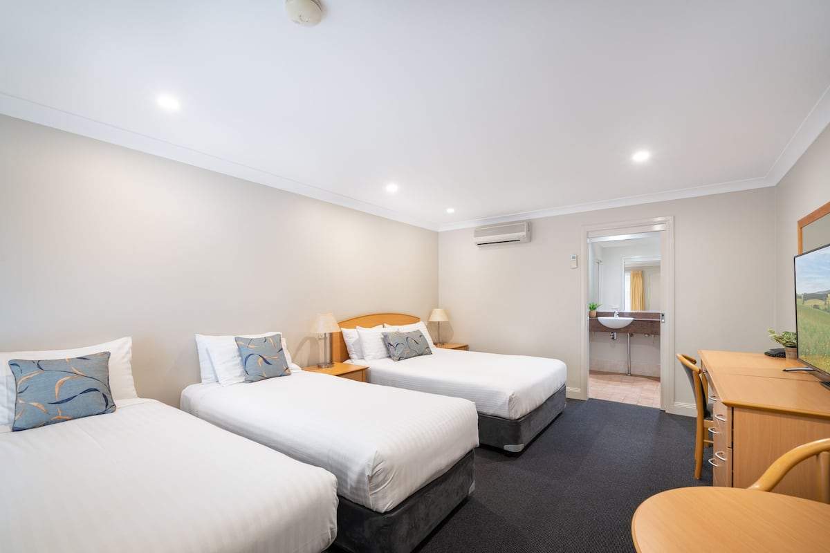 1 bedroom, premium bedding, desk, laptop workspace