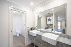 Apartamento executivo, 1 quarto (with Spa) | Banheiro | Produtos de toalete grátis, secador de cabelo, toalhas de banho 
