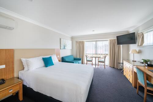 Deluxe Queen Suite