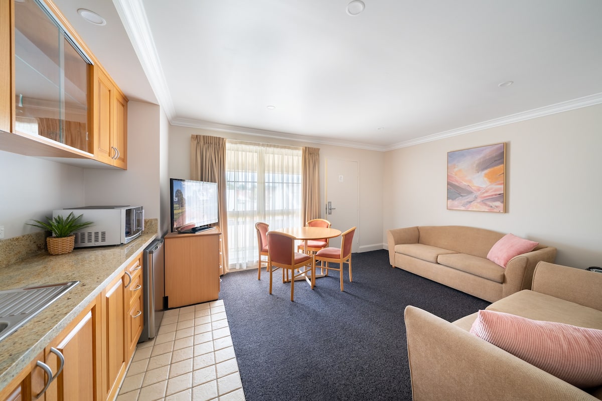 King Spa Suite | Private kitchenette