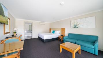 Deluxe Studio, 1 Katil Raja (King) dengan Katil Sofa (Deluxe King Suite) | Peralatan tempat tidur premium, meja, ruang kerja komputer riba