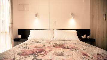 Deluxe Suite, 2 Bedrooms, Non Smoking, Kitchen (Deluxe Cabin) | Premium bedding, iron/ironing board, free WiFi, bed sheets