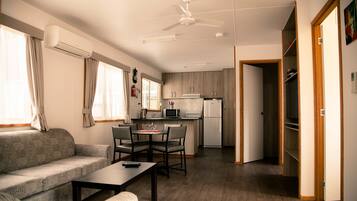 Deluxe Suite, 2 Bedrooms, Non Smoking, Kitchen (Deluxe Cabin) | Premium bedding, iron/ironing board, free WiFi, bed sheets