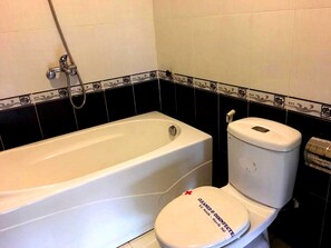 Bathroom - Bao Quyen Hotel (Da Nang)