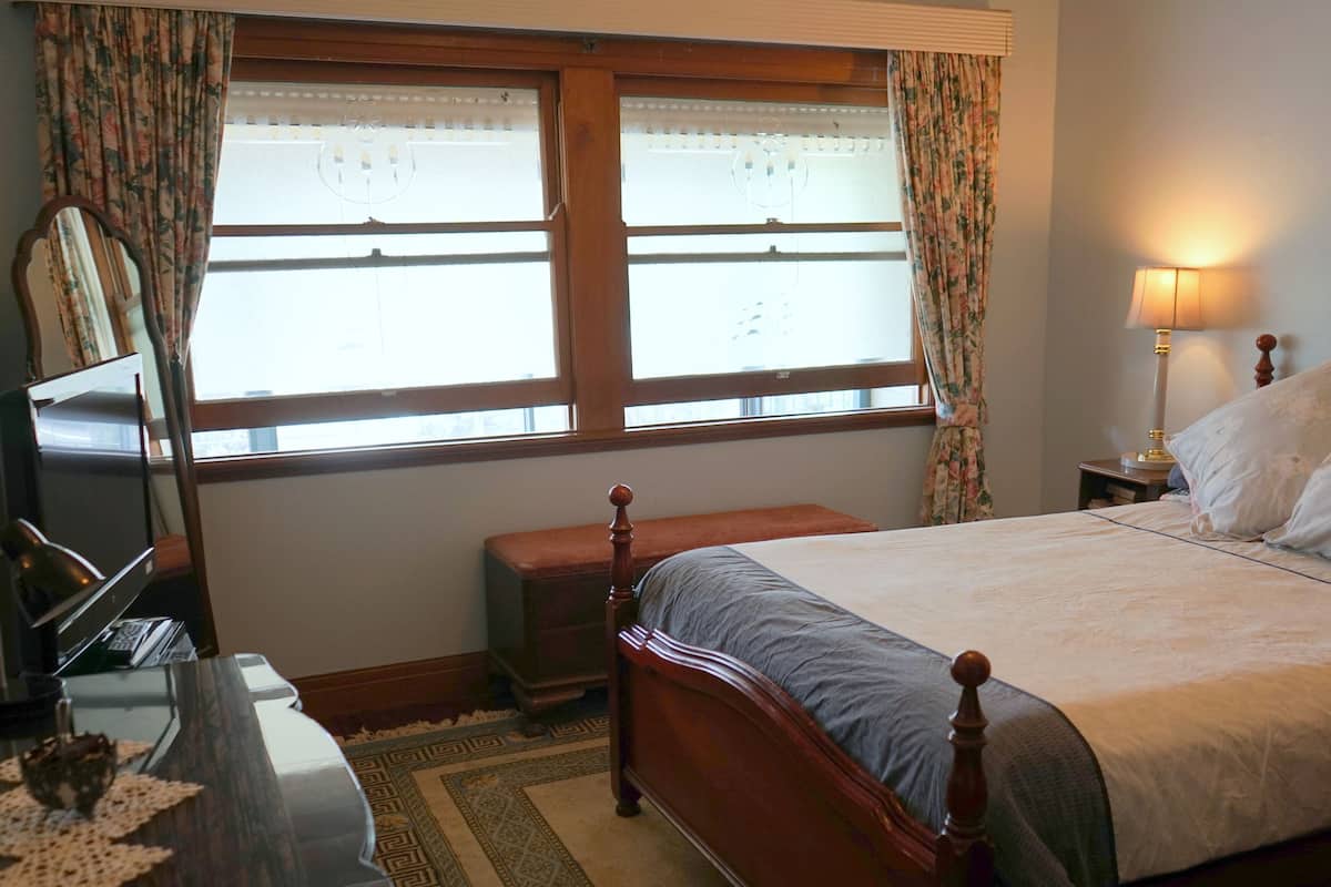 Standardsuite - 1 soveværelse - ikke-ryger (Carrera Room) | Senge med topmadrasser, skrivebord, strygejern/strygebræt, sengetøj