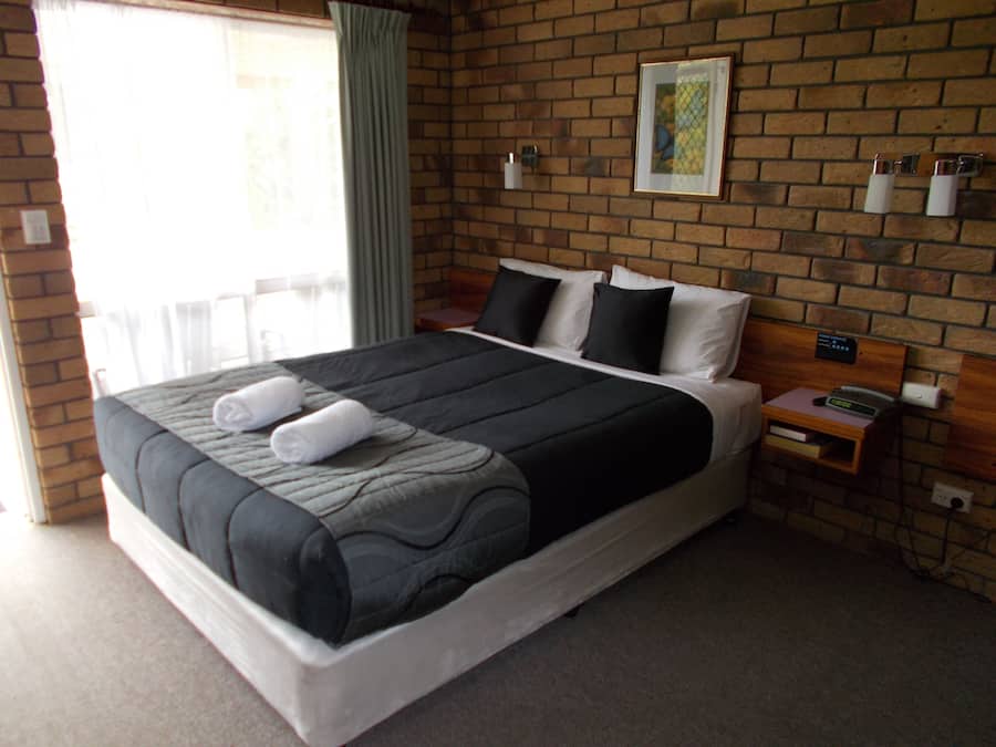 Standard Queen Room | WiFi (free), bed sheets