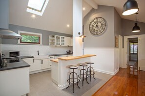 Fridge, microwave, stovetop, dishwasher - Oak Tree Lodge (Rhyll)