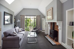 Flat-screen TV, DVD player - Oak Tree Lodge (Rhyll)