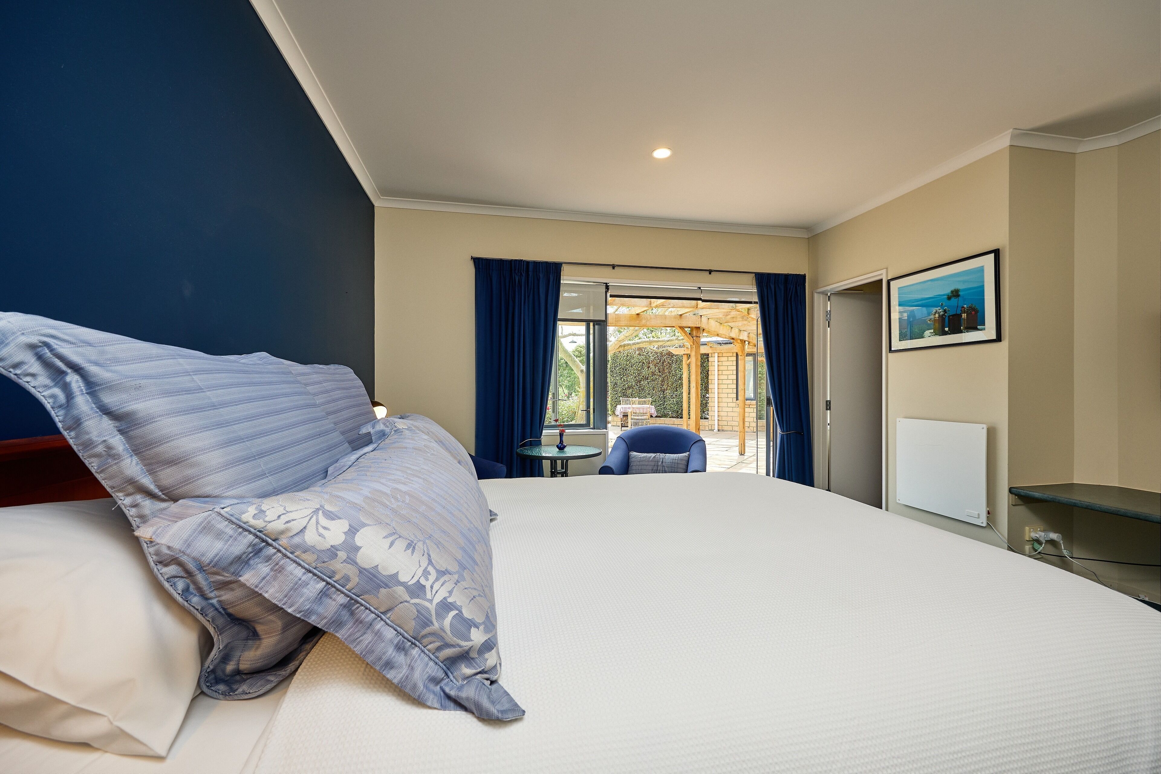 Deluxe Double Room, 1 Queen Bed | Individually furnished, blackout curtains, free WiFi, bed sheets