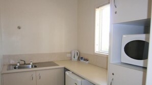 Family Studio, Non Smoking, Kitchenette | Private kitchen | Coffee/tea maker, fridge, electric kettle - Kellys Motel Oakey (Oakey)