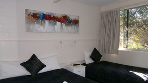 Standard Studio, Non Smoking (Twin Room) | WiFi (free), bed sheets - Kellys Motel Oakey (Oakey)