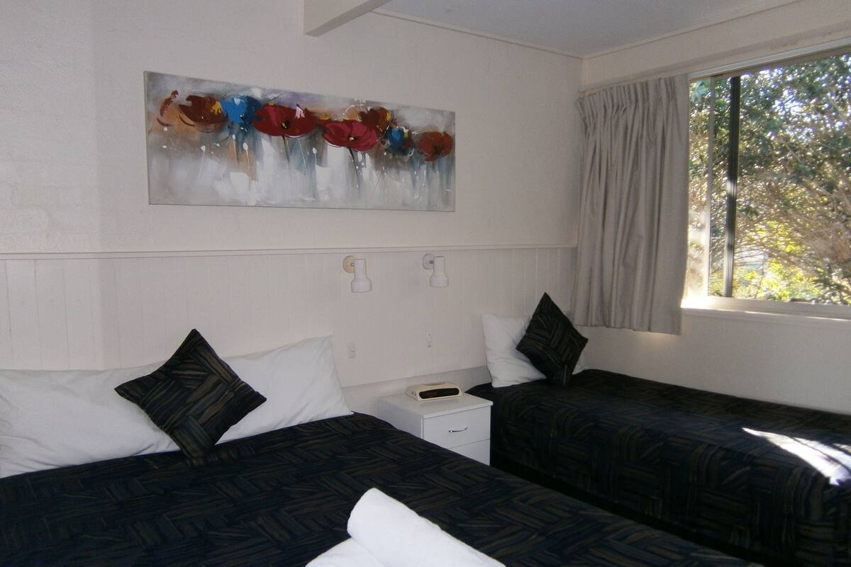 Standard Studio, Non Smoking (Twin Room) | WiFi (free), bed sheets