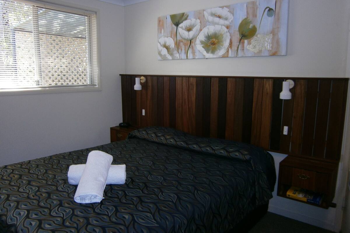 Standard Studio, Non Smoking (Queen Room) | WiFi (free), bed sheets