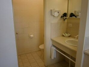 Family Studio, Non Smoking, Kitchenette | Bathroom | Shower, hair dryer, towels