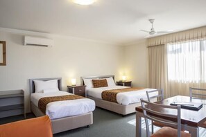 Executive Twin  | Minibar, desk, soundproofing, iron/ironing board - Mandarin Motel Macksville (Macksville)