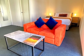 Deluxe-Suite, 1 Schlafzimmer, Nichtraucher, Balkon | Minibar, Schreibtisch, schallisolierte Zimmer, Bügeleisen/Bügelbrett