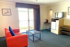 Suite Deluxe, 1 habitación, no fumadores, balcón | Minibar, escritorio, sistema de insonorización