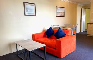 Estudio estándar, no fumadores, cocina básica (Studio Suite) | Minibar, escritorio, sistema de insonorización