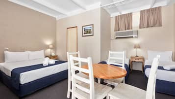 Standardrum - icke-rökare (Queen and two single) | Skrivbord, strykjärn/strykbräda, gratis wi-fi och sängkläder